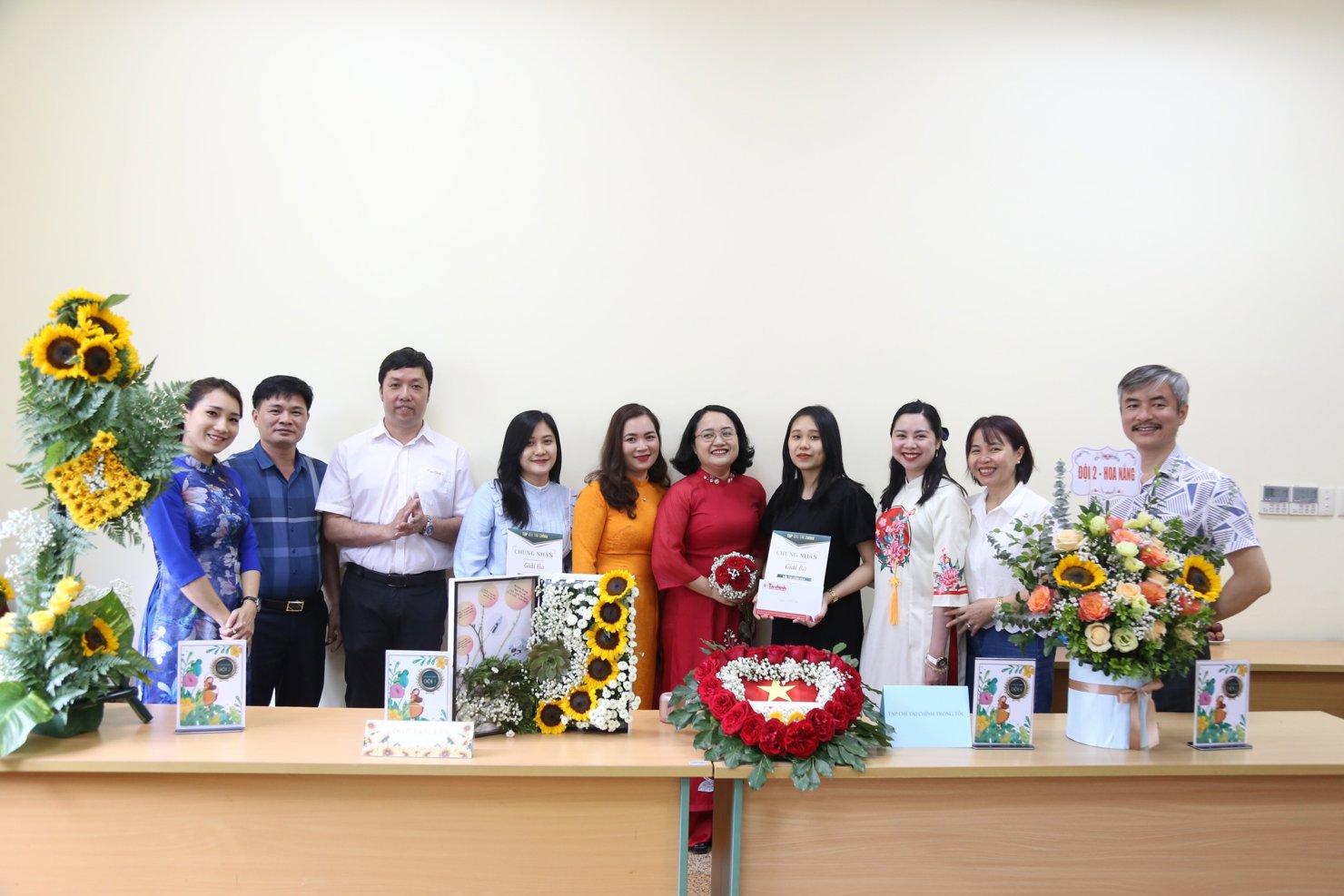 Tổ chức "Hội thi cắm hoa nghệ thuật" chào mừng kỷ niệm 98 năm Ngày Báo chí Cách mạng Việt Nam - Ảnh 1