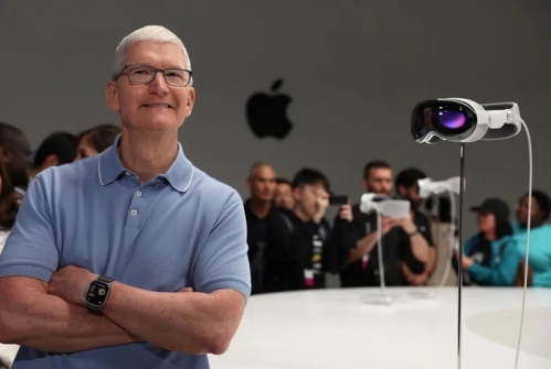 CEO của Apple, Tim Cook đang chụp cùng Apple Vision Pro. Ảnh: Getty Images.