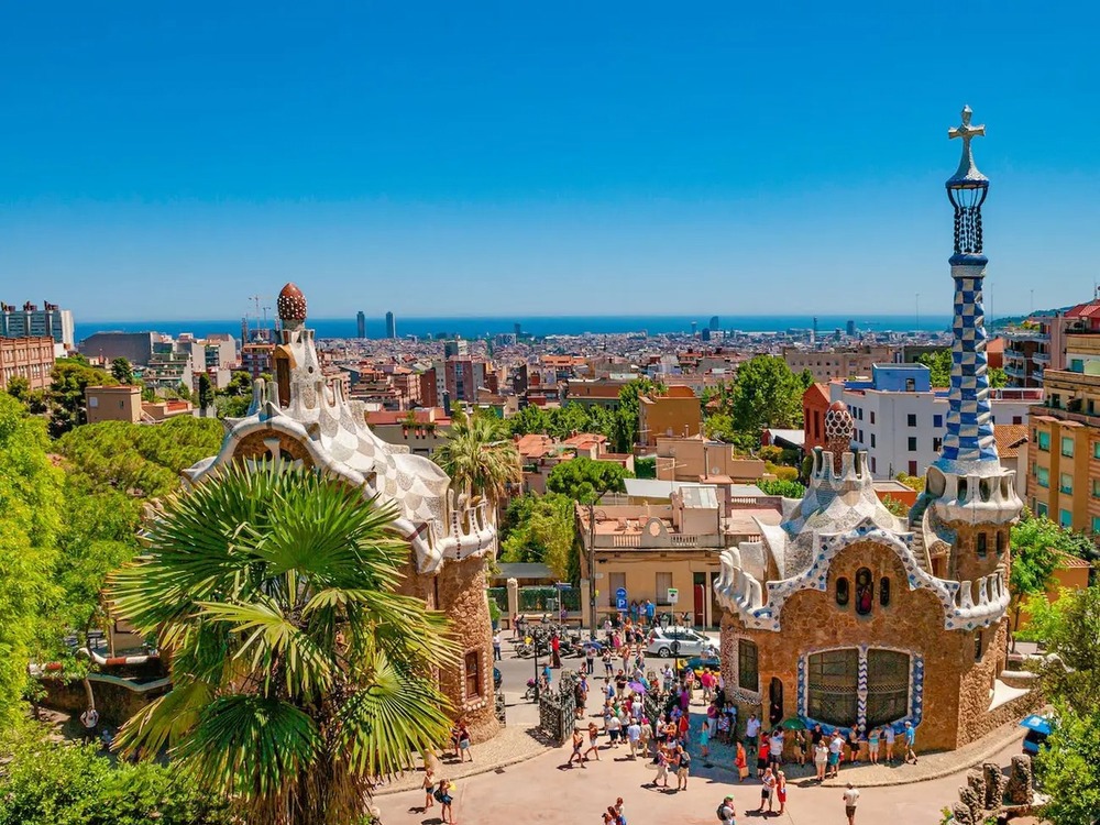 Kh&aacute;ch du lịch thăm Park Guell ở Barcelona, T&acirc;y Ban Nha. Ảnh Oleg Senkov/Shutterstock