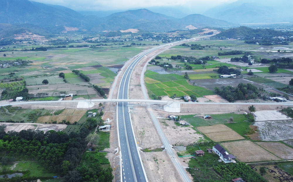 Cao tốc Nha Trang - Cam Lâm có chiều dài tuyến 49,1km, tổng vốn thực hiện dự án hơn 5.524 tỷ đồng. Ảnh: T.X