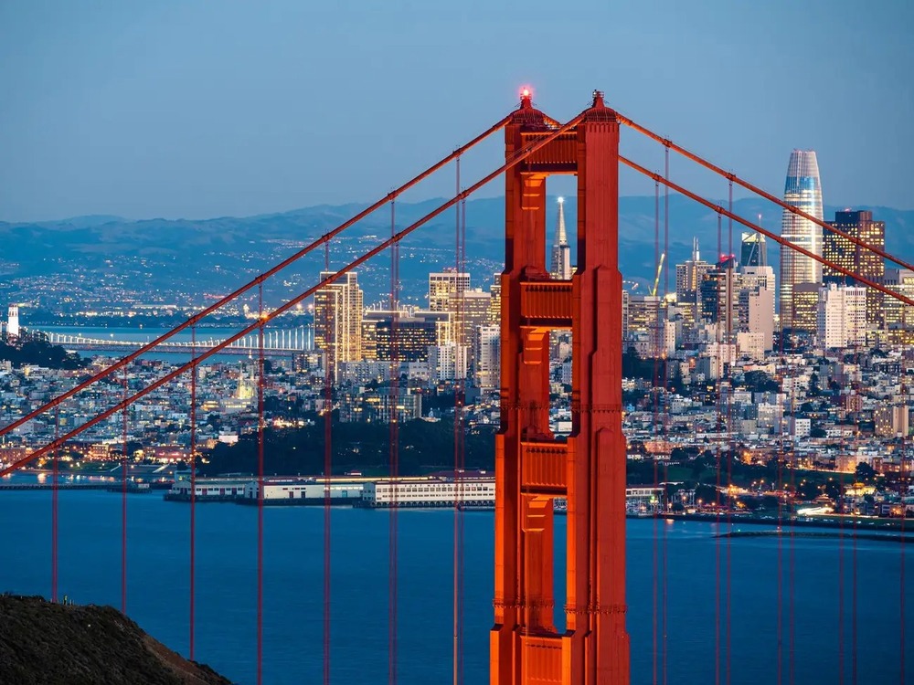 Cầu Cổng V&agrave;ng v&agrave; Th&aacute;p Salesforce ở San Francisco. Ảnh Dan Kurtzman/Getty Images