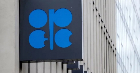 Logo của OPEC tại trụ sở OPEC vào ngày 4 tháng 10 năm 2022. Vào tháng 10 năm ngoái, liên minh dầu mỏ này đã công bố quyết định cắt giảm sản lượng hai triệu thùng mỗi ngày. Ảnh Joe Klamar/AFP/Getty Images