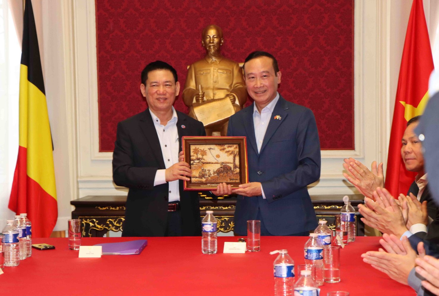 Bộ trưởng Hồ Đức Phớc trao qu&agrave; lưu niệm cho Đại sứ Nguyễn Văn Thảo.