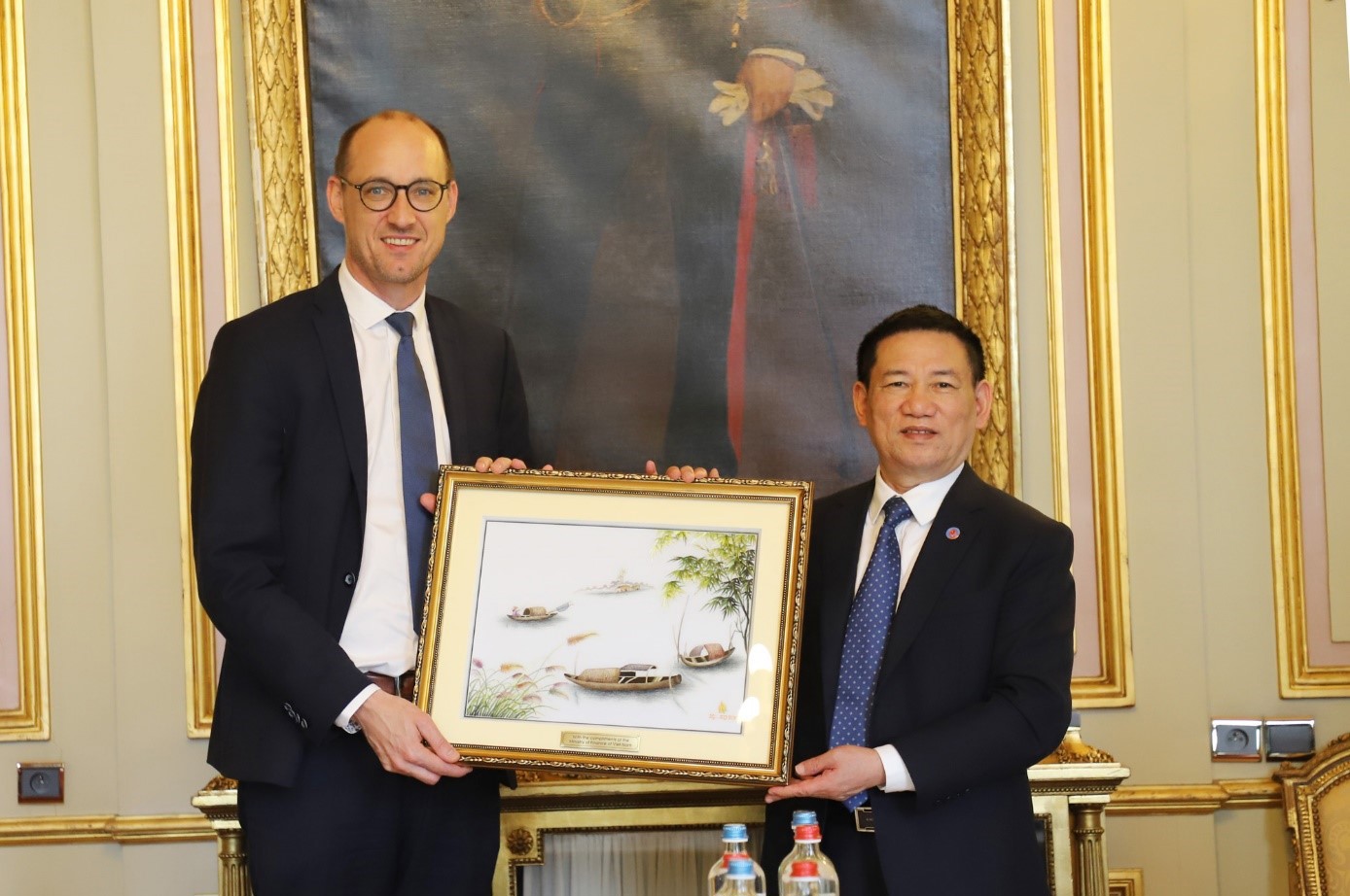 Bộ trưởng Hồ Đức Phớc tặng qu&agrave; lưu niệm cho Ph&oacute; Thủ tướng, ki&ecirc;m Bộ trưởng Bộ T&agrave;i ch&iacute;nh Bỉ Vincent Van Peterghem