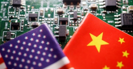 Cả Trung Quốc và Mỹ đều gia tăng các biện pháp hạn chế liên quan đến hoạt động công nghệ của hai nước. Ảnh REUTERS/Florence Lo/Illustration/File Photo