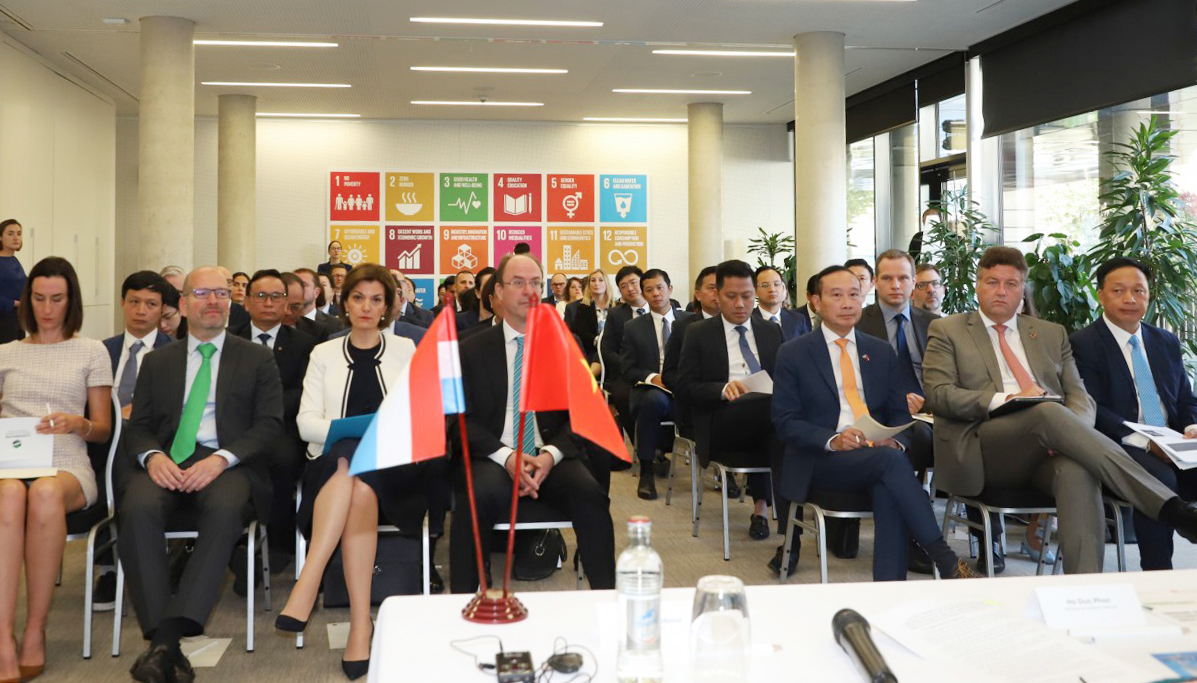 Hội nghị b&agrave;n tr&ograve;n về kết nối thị trường vốn đ&atilde; thu h&uacute;t được sự quan t&acirc;m đặc biệt của Sở Giao dịch Chứng kho&aacute;n Luxembourg, c&aacute;c quỹ đầu tư, c&aacute;c doanh nghiệp, nh&agrave; đầu tư lớn tại Luxembourg v&agrave; một số quốc gia l&acirc;n cận.&nbsp;Ảnh: D. Th&aacute;i