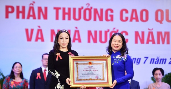 Phó chủ tịch nước Võ Thị Ánh Xuân trao Huân chương Lao động hạng nhất cho bà Lê Nữ Thùy Dương - Phó chủ tịch Tập đoàn KN Holdings. Ảnh: KN Group