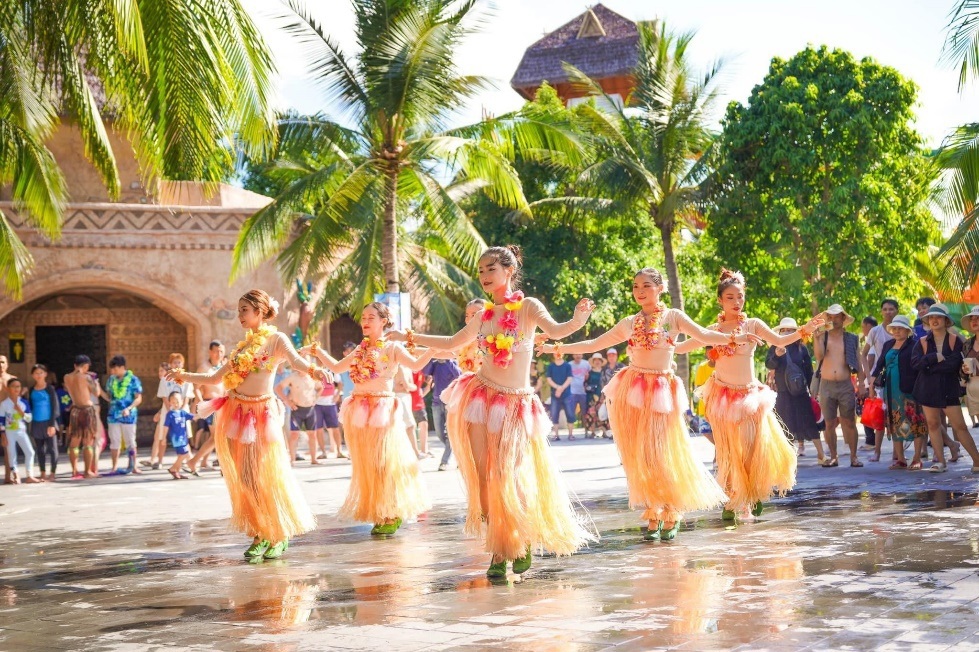 Những vũ điệu Hawaii nồng nhiệt, &acirc;m nhạc DJ s&ocirc;i động tại sự kiện.&nbsp;Ảnh: VinWonders