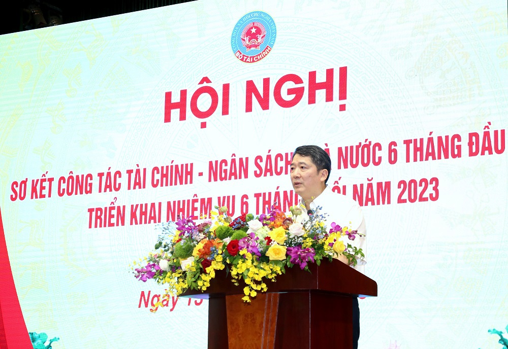 Thứ trưởng Bộ T&agrave;i ch&iacute;nh Cao Anh Tuấn ph&aacute;t biểu khai mạc Hội nghị.