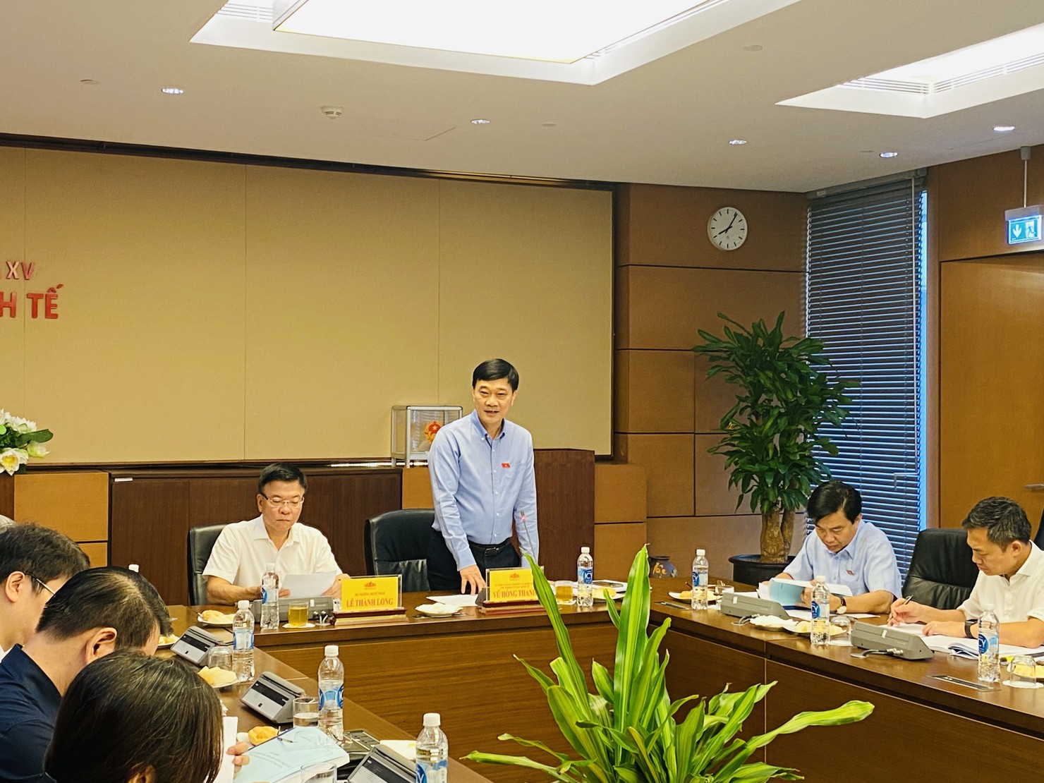 Chủ nhiệm Ủy ban Kinh tế Vũ Hồng Thanh chủ tr&igrave; phi&ecirc;n họp.