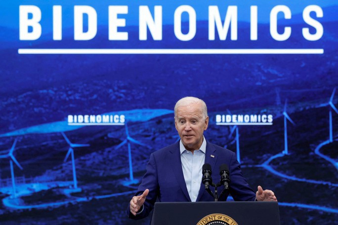 Tổng thống Joe Biden ký sắc lệnh hành pháp cấm một số khoản đầu tư mới của Mỹ vào công nghệ cao của Trung Quốc. Ảnh: Reuters