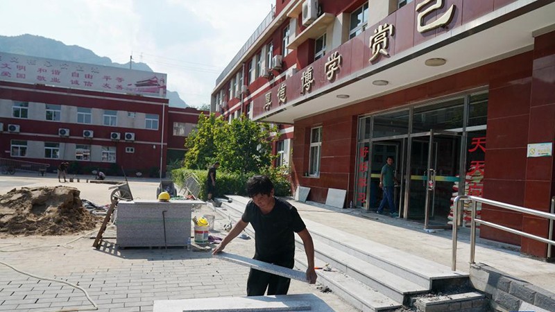 Công nhân gấp rút tu sửa trường học ở quận Môn Đầu Câu, thành phố Bắc Kinh, Trung Quốc. Ảnh: Tân Hoa Xã