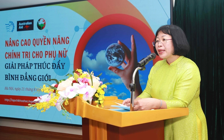 TS. Dương Kim Anh - Phó Giám đốc Học viện, Tổng biên tập Tạp chí Khoa học Học viện Phụ nữ Việt Nam phát biểu đề dẫn Hội thảo.