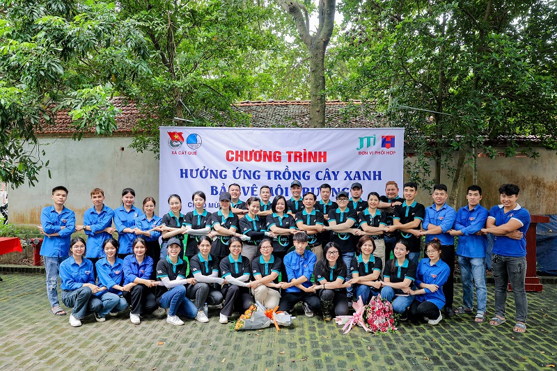 JTI Việt Nam phối hợp cùng Đoàn TNCS Hồ Chí Minh tại Hà Nội chung tay trồng cây phủ xanh khu vực đất trống xã Cát Quế, huyện Hoài Đức.