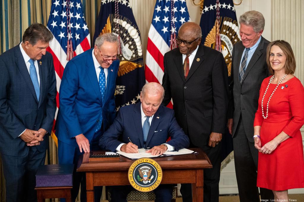 Tổng thống Joe Biden ký ban hành Đạo luật Giảm lạm phát vào tháng 8.2022. Ảnh: Getty Images