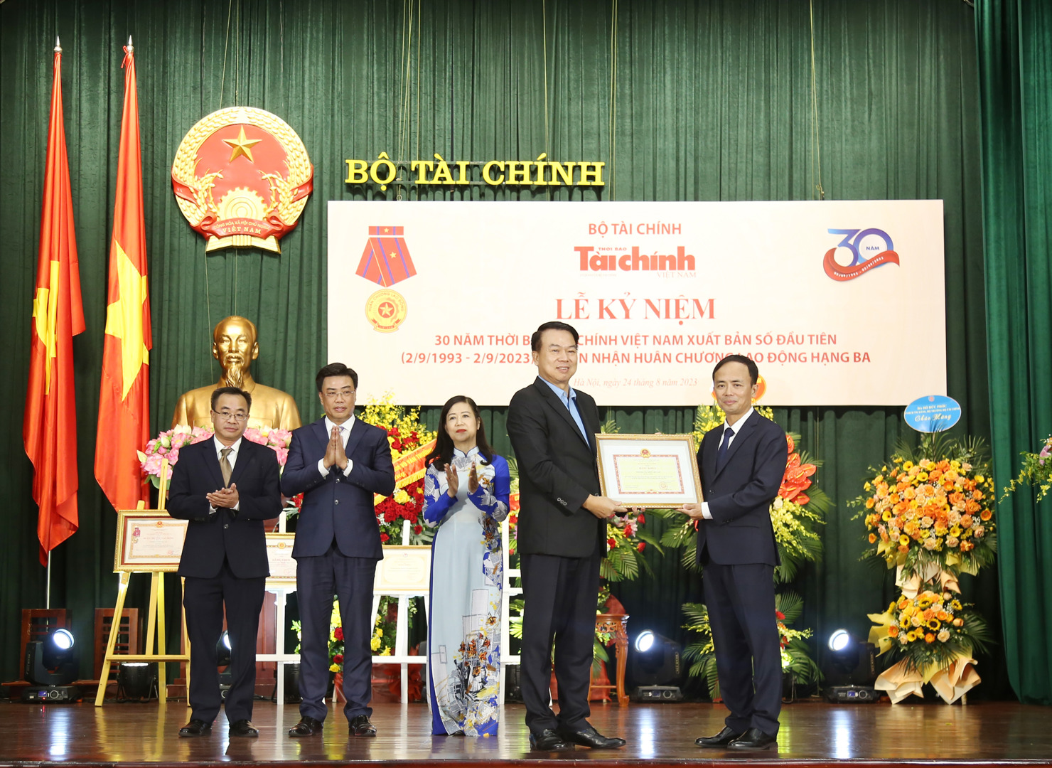 Thứ trưởng Nguyễn Đức Chi tặng Bằng khen của Bộ trưởng Bộ T&agrave;i ch&iacute;nh cho TBTCVN. Ảnh: Gia H&acirc;n