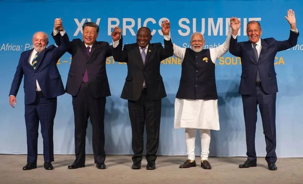 Lãnh đạo và đại diện ngoại giao của 5 thành viên BRICS tại Hội nghị thượng đỉnh 15 diễn ra ở Nam Phi. Ảnh: NY Times