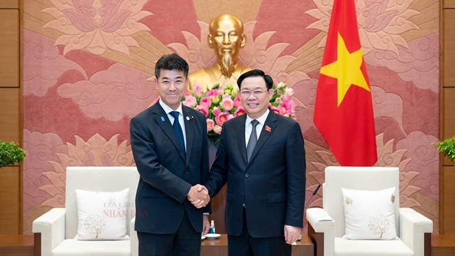 Chủ tịch Quốc hội Vương Đình Huệ với Chủ tịch Đảng Dân chủ lập hiến Nhật Bản Izumi Kenta. Ảnh: Lâm Hiển