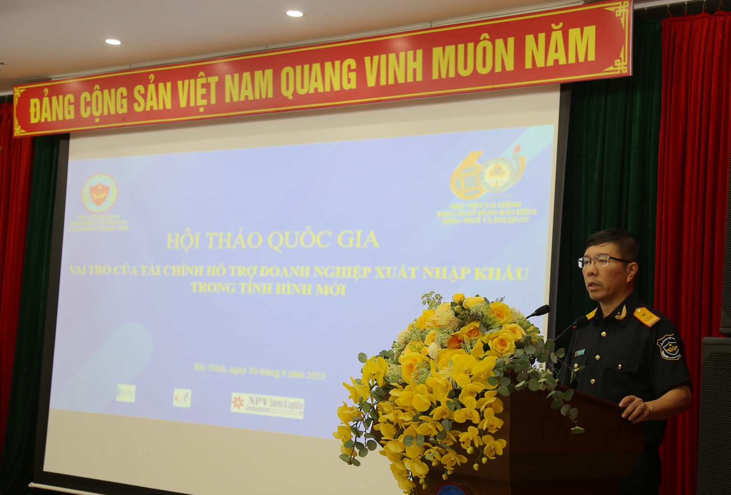 Ph&oacute; Tổng cục trưởng Tổng cục Hải quan Lưu Mạnh Tưởng ph&aacute;t biểu tại hội thảo.