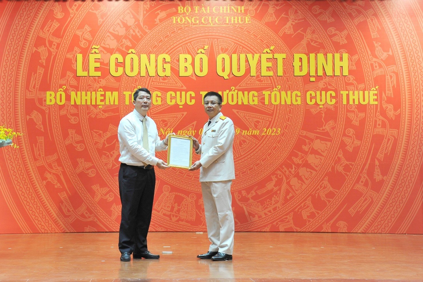 Thứ trưởng Bộ T&agrave;i ch&iacute;nh Cao Anh Tuấn trao Quyết định bổ nhiệm &ocirc;ng Mai Xu&acirc;n Th&agrave;nh giữ chức Tổng cục trưởng Tổng cục Thuế.