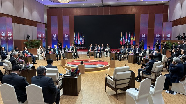 Tại Hội nghị Cấp cao ASEAN lần thứ 43, c&aacute;c nh&agrave; L&atilde;nh đạo th&ocirc;ng qua nhiều văn kiện quan trọng - Ảnh: VGP
