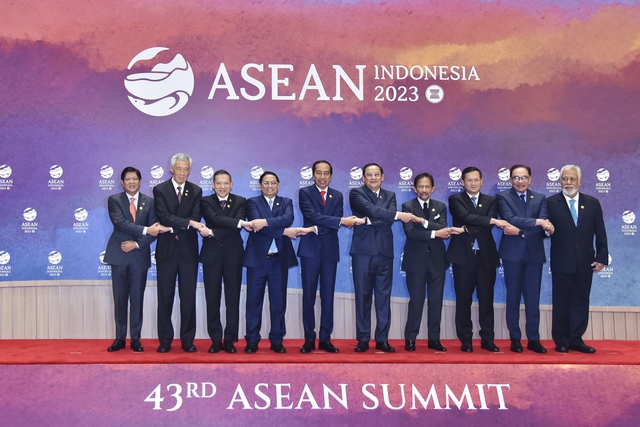 Việt Nam sẽ tiếp tục phối hợp chặt chẽ với Indonesia v&agrave; c&aacute;c nước ASEAN kh&aacute;c nỗ lực để x&acirc;y dựng một ASEAN đo&agrave;n kết, thống nhất, tự cường v&agrave; ph&aacute;t triển.