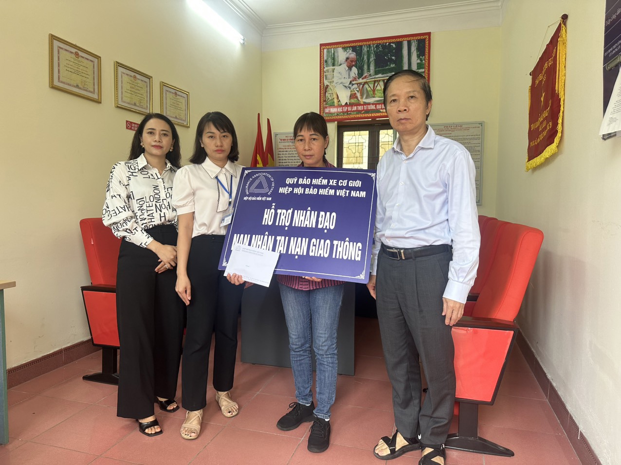 Đại diện Quỹ Bảo hiểm xe cơ giới trao hỗ trợ nh&acirc;n đạo cho gia đ&igrave;nh nạn nh&acirc;n tại Quảng Ninh.