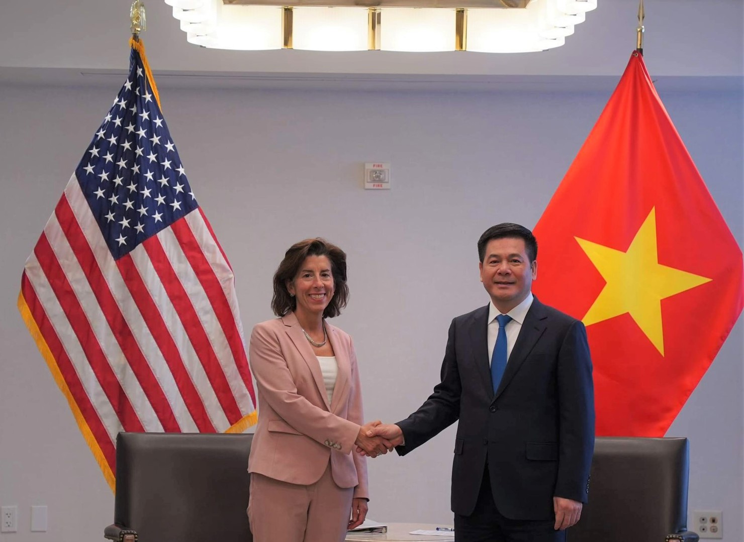 Bộ trưởng Bộ C&ocirc;ng Thương Việt Nam v&agrave; Bộ trưởng Bộ Thương mại Hoa Kỳ.