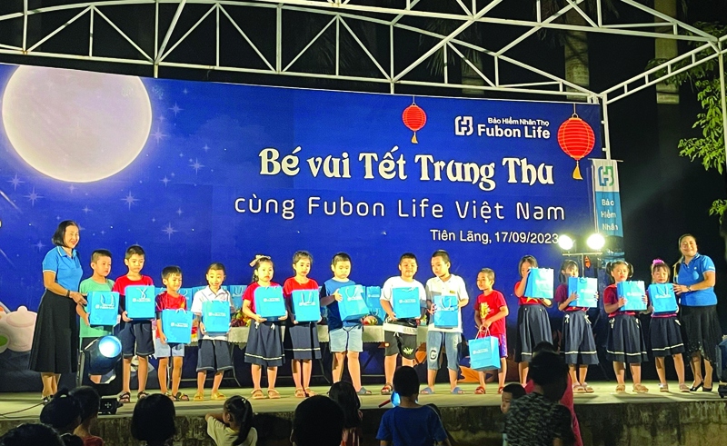 Đại diện Fubon Life Việt Nam trao tặng c&aacute;c phần qu&agrave; cho c&aacute;c em nhỏ Khu 1 Thị trấn Ti&ecirc;n L&atilde;ng - TP. Hải Ph&ograve;ng.