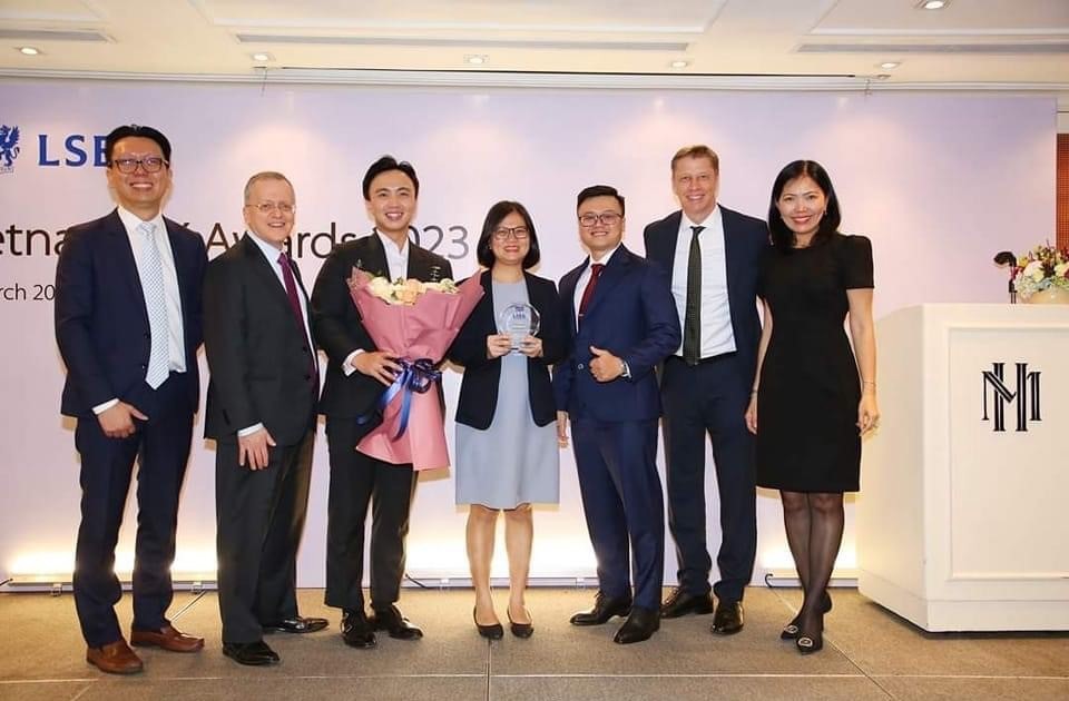 Bà Huỳnh Ngọc Trang, Giám đốc Phòng Kinh doanh tiền tệ thay mặt Eximbank nhận Giải thưởng “Top 5 volume traded - Matching”  Ảnh: EIB