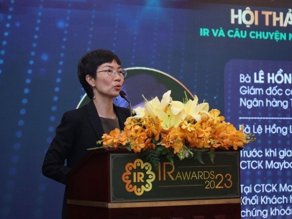 Bà Lê Hồng Liên - Giám đốc cao cấp Quan hệ Nhà đầu tư, Ngân hàng Techcombank chia sẻ tại hội thảo. Ảnh: Fili