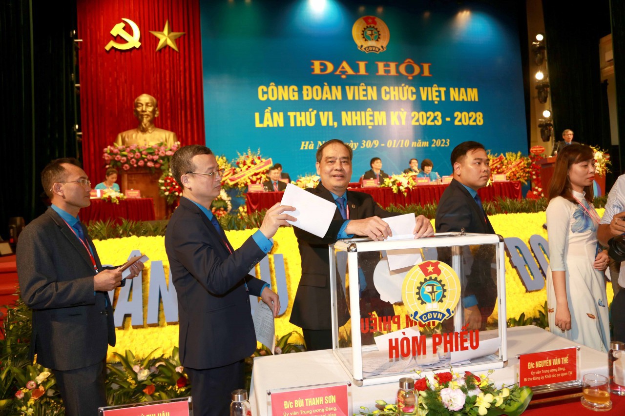 C&aacute;c đại biểu bỏ phiếu bầu Ban Chấp h&agrave;nh C&ocirc;ng đo&agrave;n Vi&ecirc;n chức Việt Nam nhiệm kỳ 2023-2028.