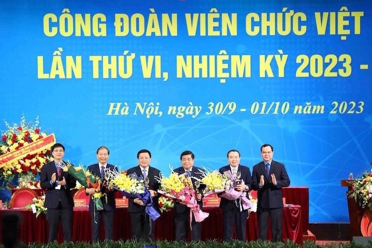 9 c&aacute; nh&acirc;n được nhận giải thưởng Cống hiến của C&ocirc;ng đo&agrave;n Vi&ecirc;n chức Việt Nam.