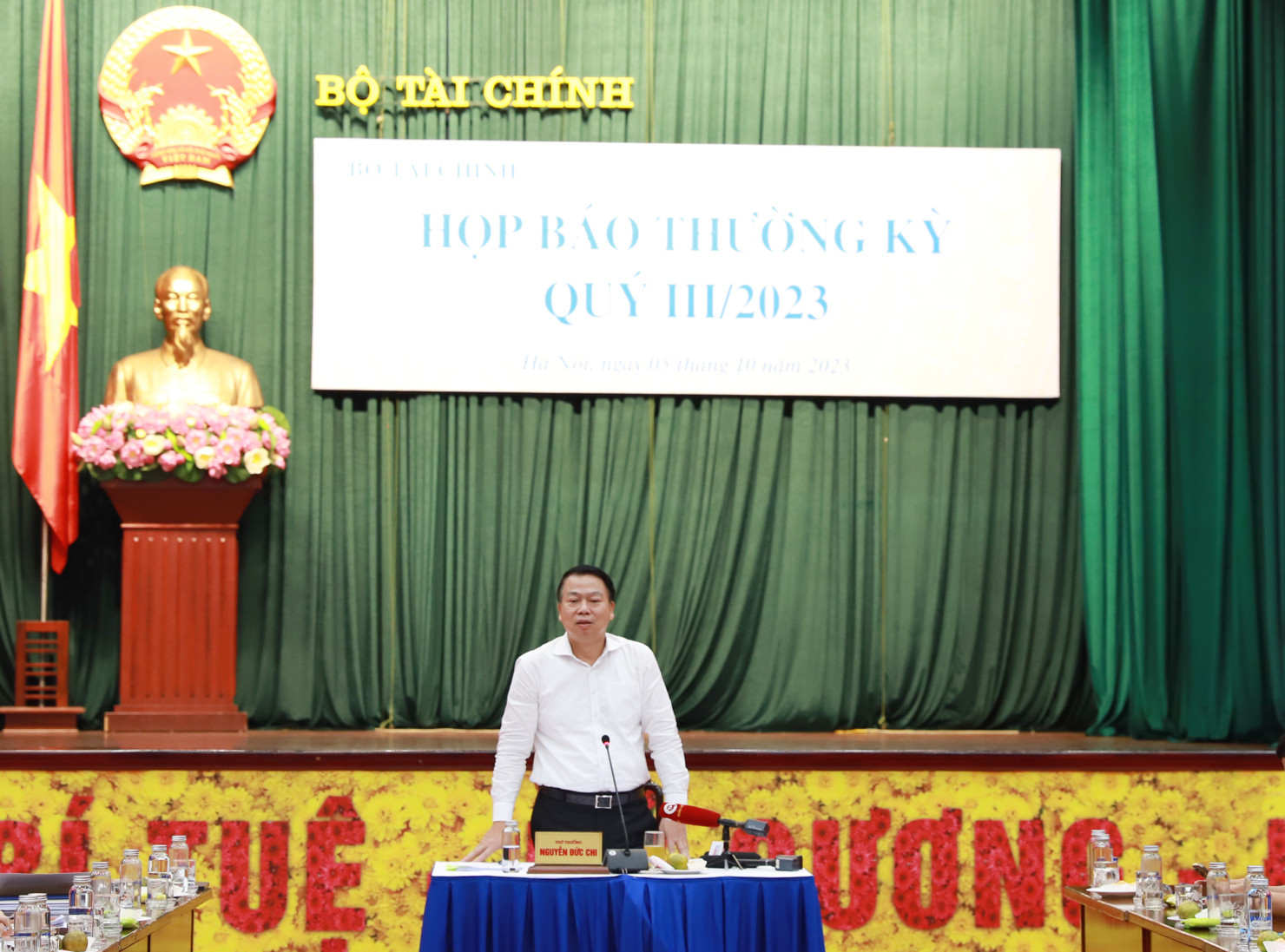 Thứ trưởng Nguyễn Đức Chi chủ tr&igrave; buổi họp b&aacute;o.