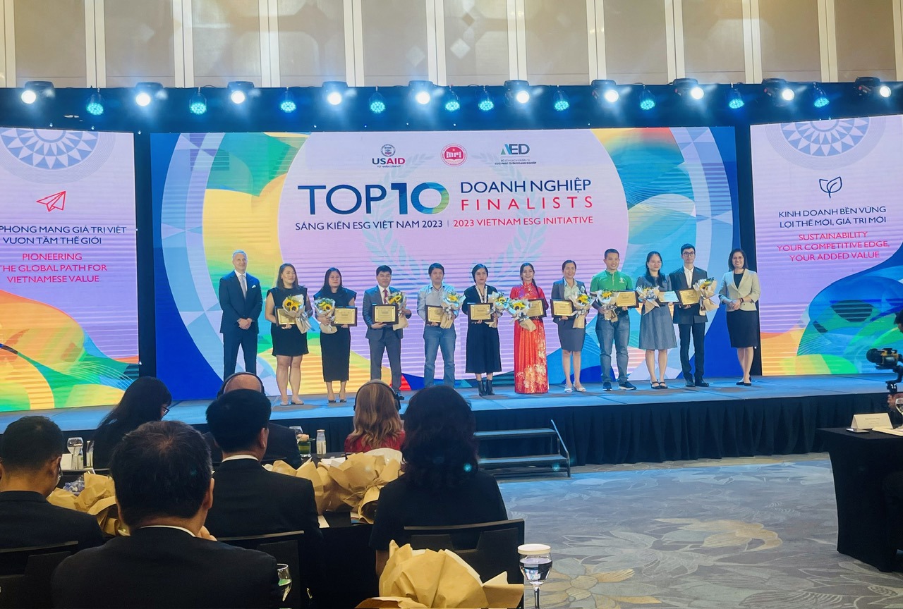 Ban Tổ chức trao giải cho 10 doanh nghiệp&nbsp;s&aacute;ng kiến&nbsp;ESG (M&ocirc;i trường-X&atilde; hội-Quản trị)&nbsp;Việt Nam năm 2023.