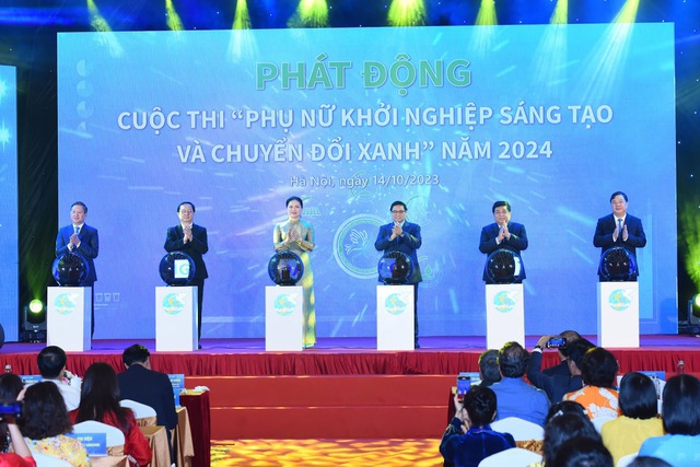 Thủ tướng Phạm Minh Ch&iacute;nh v&agrave; c&aacute;c đại biểu thực hiện nghi thức ph&aacute;t động cuộc thi "Phụ nữ khởi nghiệp s&aacute;ng tạo v&agrave; chuyển đổi xanh" năm 2024 - Ảnh: VGP/Nhật Bắc