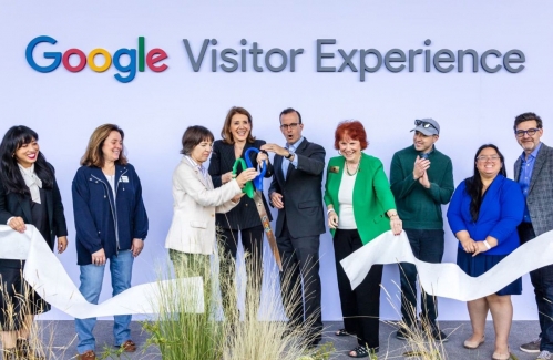 Các giám đốc điều hành của Google và lãnh đạo chính quyền địa phương khai trương trung tâm du khách mới của công ty.