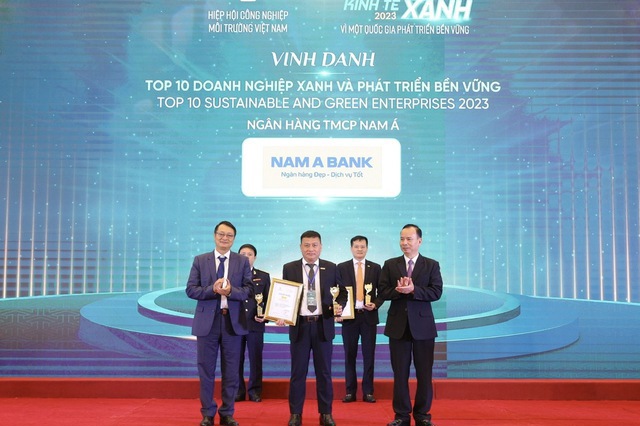 Đại diện Nam A Bank nhận giải thưởng từ Ban tổ chức. Ảnh: Văn Vinh