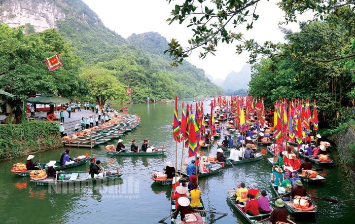 Đ&ocirc;ng đảo du kh&aacute;ch lựa chọn Tr&agrave;ng An l&agrave; điểm đến mỗi dịp h&egrave;, nghỉ lễ hay cuối tuần.