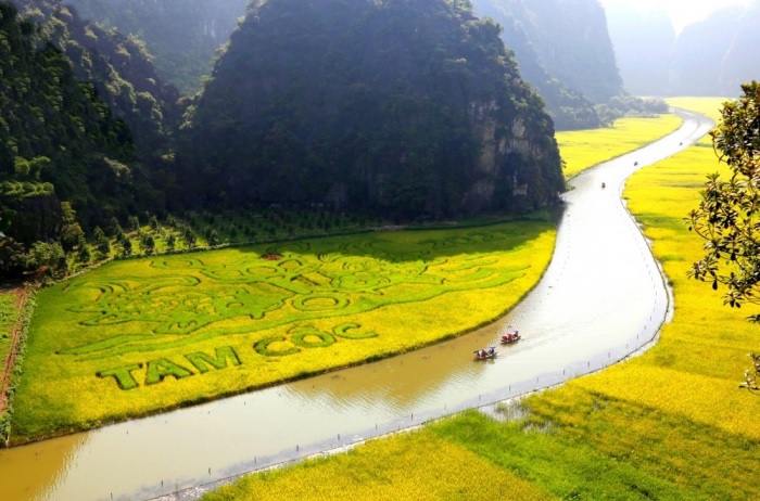 Khu du lịch sinh th&aacute;i Tr&agrave;ng An nổi tiếng thu h&uacute;t kh&aacute;ch thăm quan trong nước v&agrave; quốc tế bởi vẻ đẹp h&ugrave;ng vĩ được thi&ecirc;n nhi&ecirc;n ban tặng.