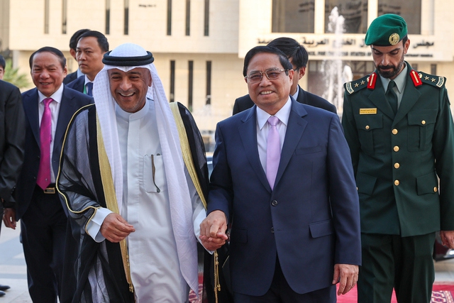 Tổng Thư k&yacute; GCC Jassim Muhammad Al-Budaiwi nhiệt liệt chảo đ&oacute;n Thủ tướng Phạm Minh Ch&iacute;nh đến thăm Trụ sở GCC - Ảnh: VGP/Nhật Bắc