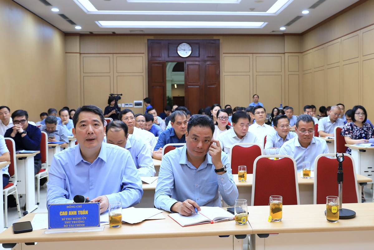 B&iacute; thư Đảng ủy Bộ T&agrave;i ch&iacute;nh Cao Anh Tuấn v&agrave; c&aacute;c đại biểu tham dự Hội nghị.