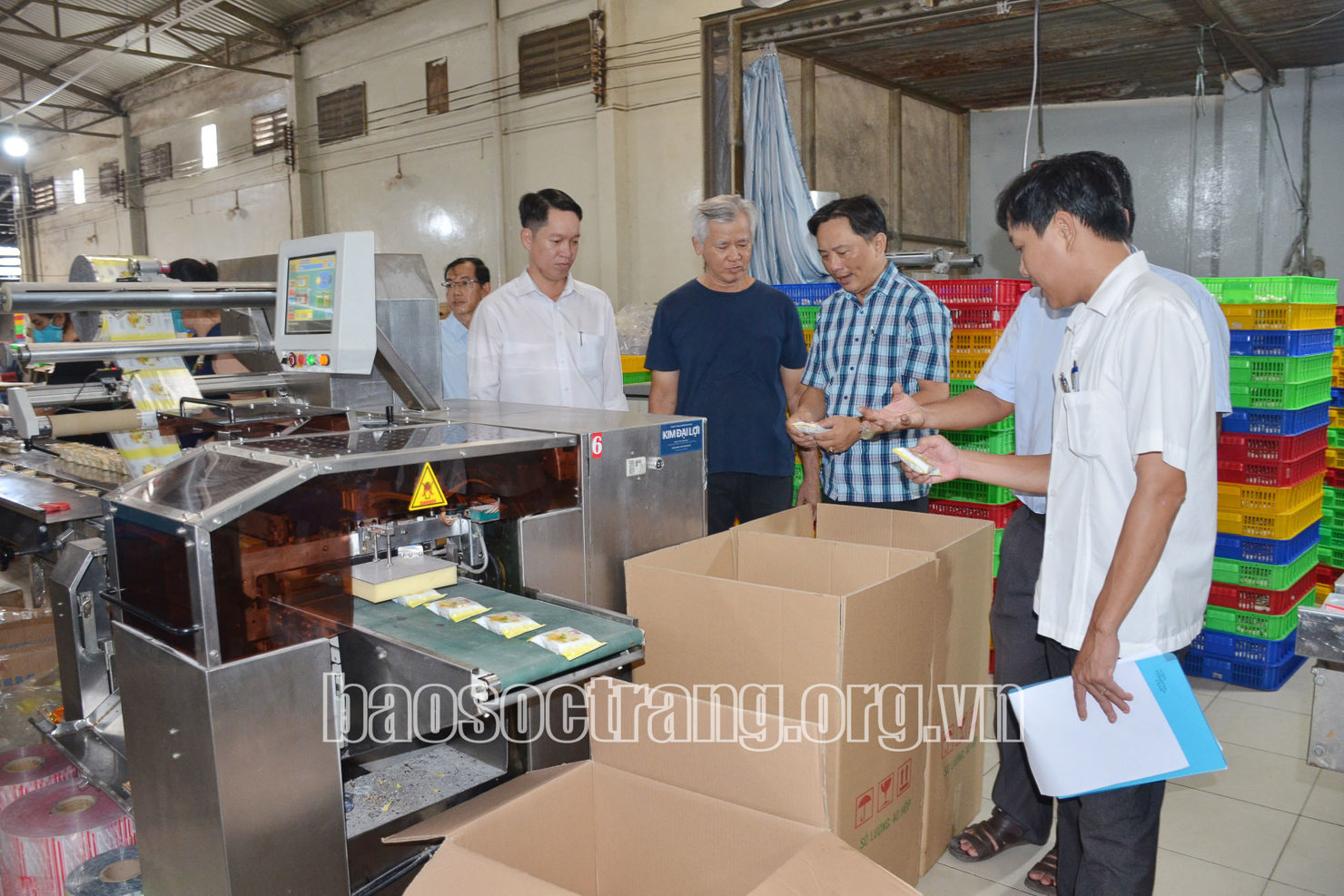 Các đại biểu kiểm tra thành phẩm từ máy đóng gói bánh pía tại Hộ kinh doanh sản xuất bánh kẹo Hiệp Phát, TP. Sóc Trăng. Ảnh: Hoàng Lan
