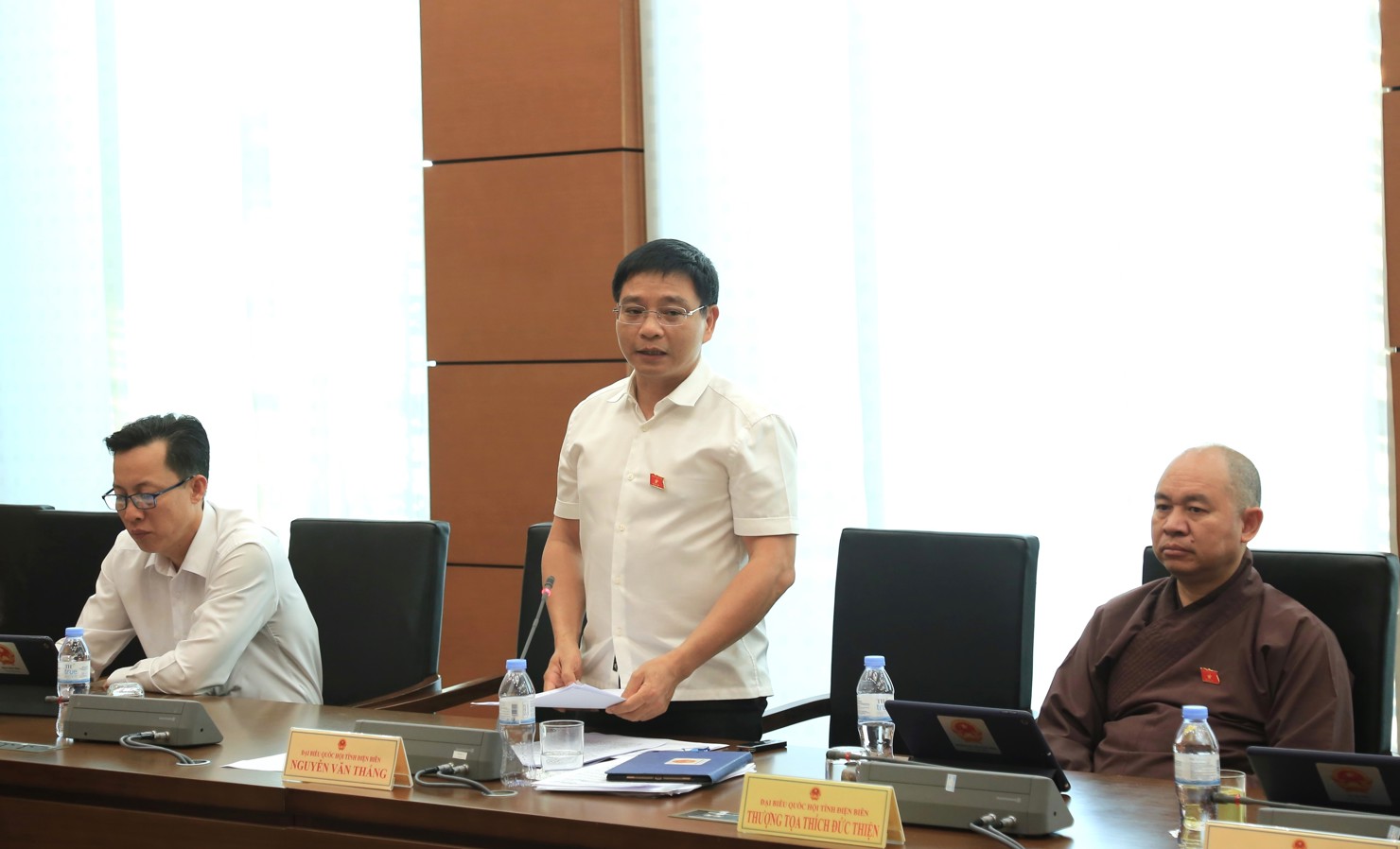 Bộ trưởng Bộ Giao th&ocirc;ng vận tải Nguyễn Văn Thắng trao đổi tại Tổ.