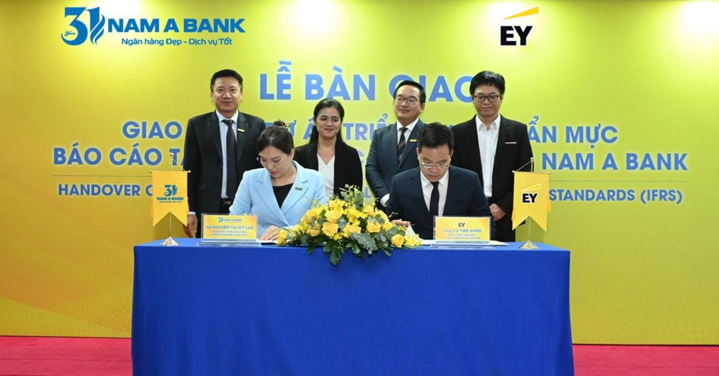 Đại diện Nam A Bank và EY Việt Nam ký kết bàn giao Giao phẩm Dự án Triển khai chuẩn mực báo cáo tài chính quốc tế IFRS. Ảnh: Nam A Bank
