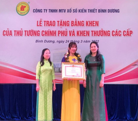 Chị Nguyễn Huỳnh Khánh Vân vinh dự nhận bằng khen của Thủ tướng Chính phủ. Ảnh: Khánh Phong.