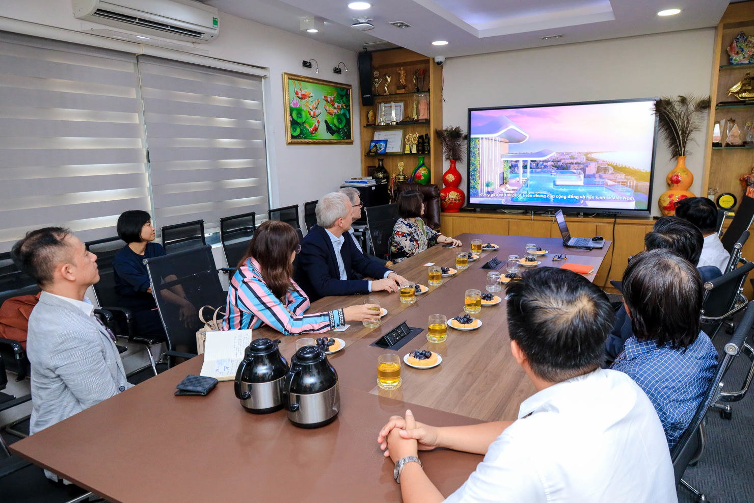 L&atilde;nh đạo cấp cao Tập đo&agrave;n AkzoNobel to&agrave;n cầu ấn tượng với quy m&ocirc; với đại dự &aacute;n MerryLand Quy Nhơn. Ảnh: HTN