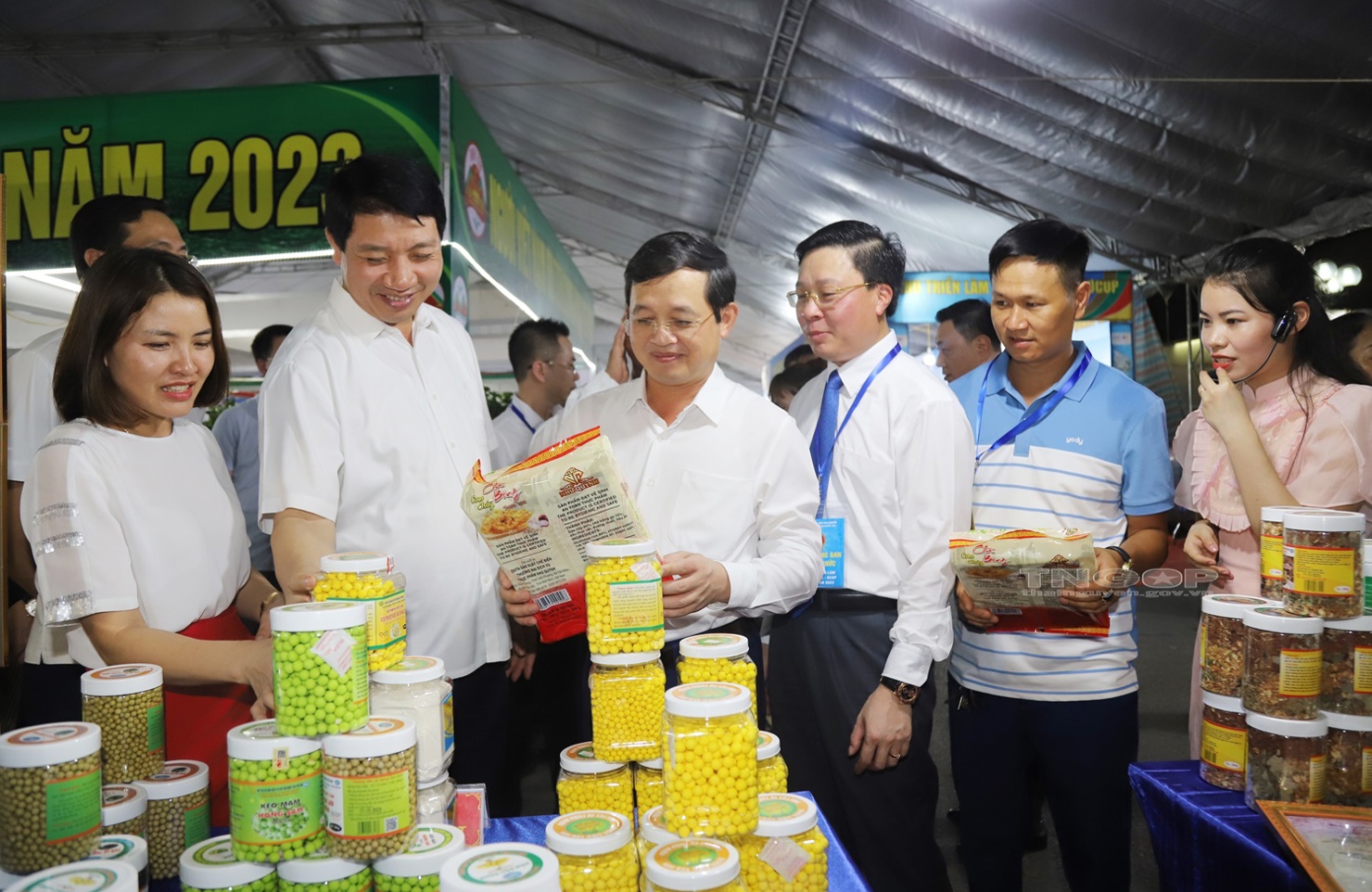 Đồng ch&iacute; Phạm Ho&agrave;ng Sơn, Ph&oacute; B&iacute; thư Thường trực Tỉnh ủy, Chủ tịch HĐND tỉnh Th&aacute;i Nguy&ecirc;n v&agrave; đại biểu tham quan gian h&agrave;ng tại Hội chợ triển l&atilde;m C&ocirc;ng Thương - OCOP Th&aacute;i Nguy&ecirc;n 2023. Ảnh: VGP