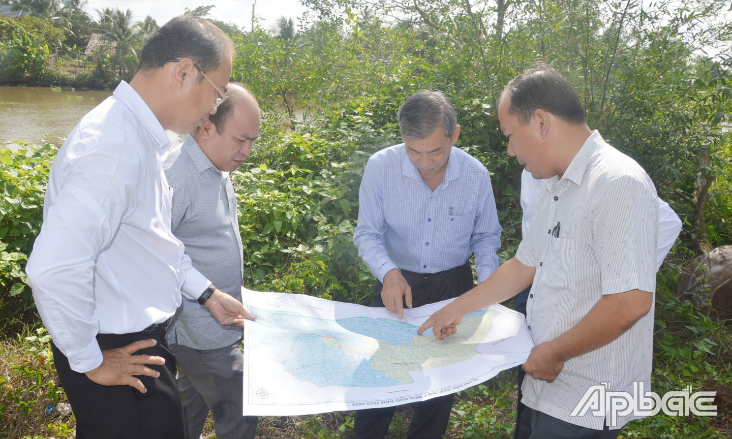Lãnh đạo Sở Nông nghiệp và Phát triển nông thôn kiểm tra vị trí đắp đập thép ngăn mặn trên sông Phú An. Ảnh: T. Đạt.