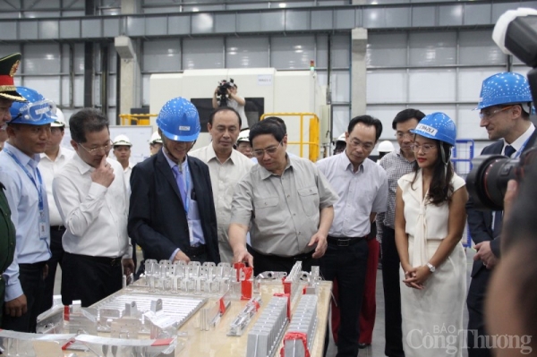 Thủ tướng Phạm Minh Chính thăm nhà máy sản xuất linh kiện hàng không vũ trụ của UAC (Hoa Kỳ) tại TP. Đà Nẵng năm 2022.